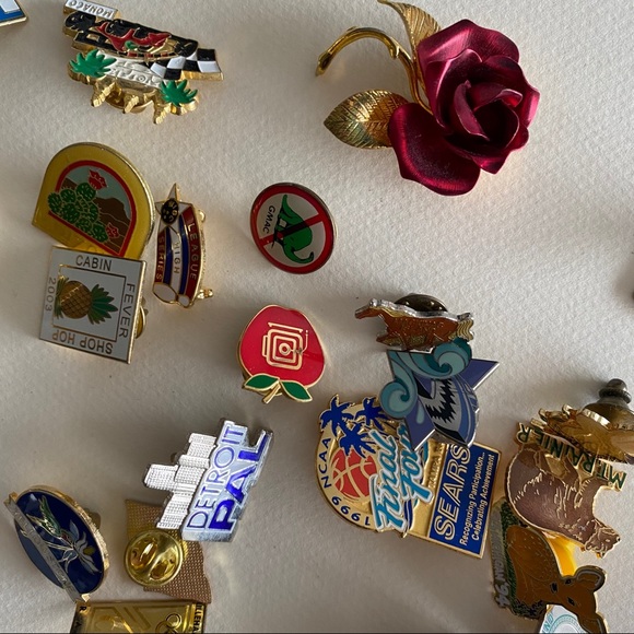 Lot of over 60 vintage enamel pins - Picture 4 of 4